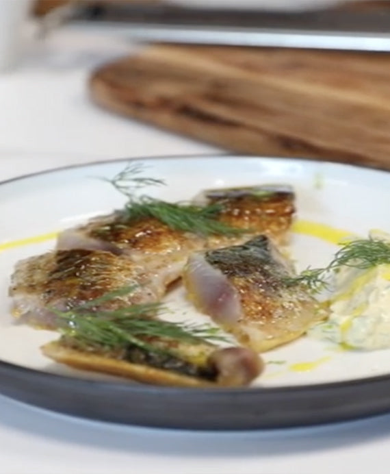 Filets de maquereaux façon gravelax safrané, sauce yaourt épicée