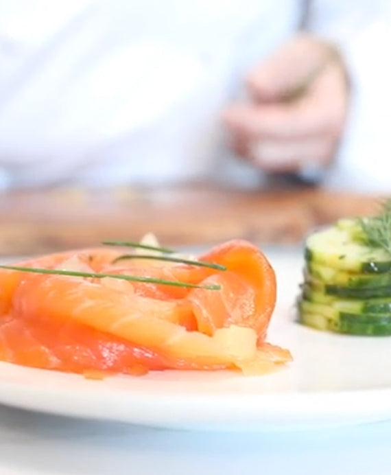 Pavé de saumon bio façon gravlax Nordique, concombre aux épices